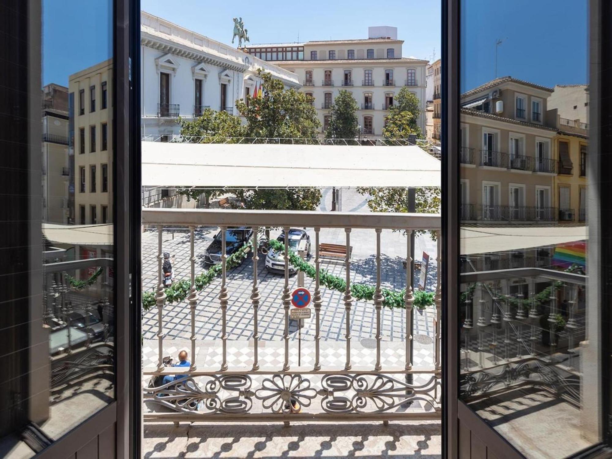 Elegant Town Hall Apartment With Views Гранада Екстериор снимка