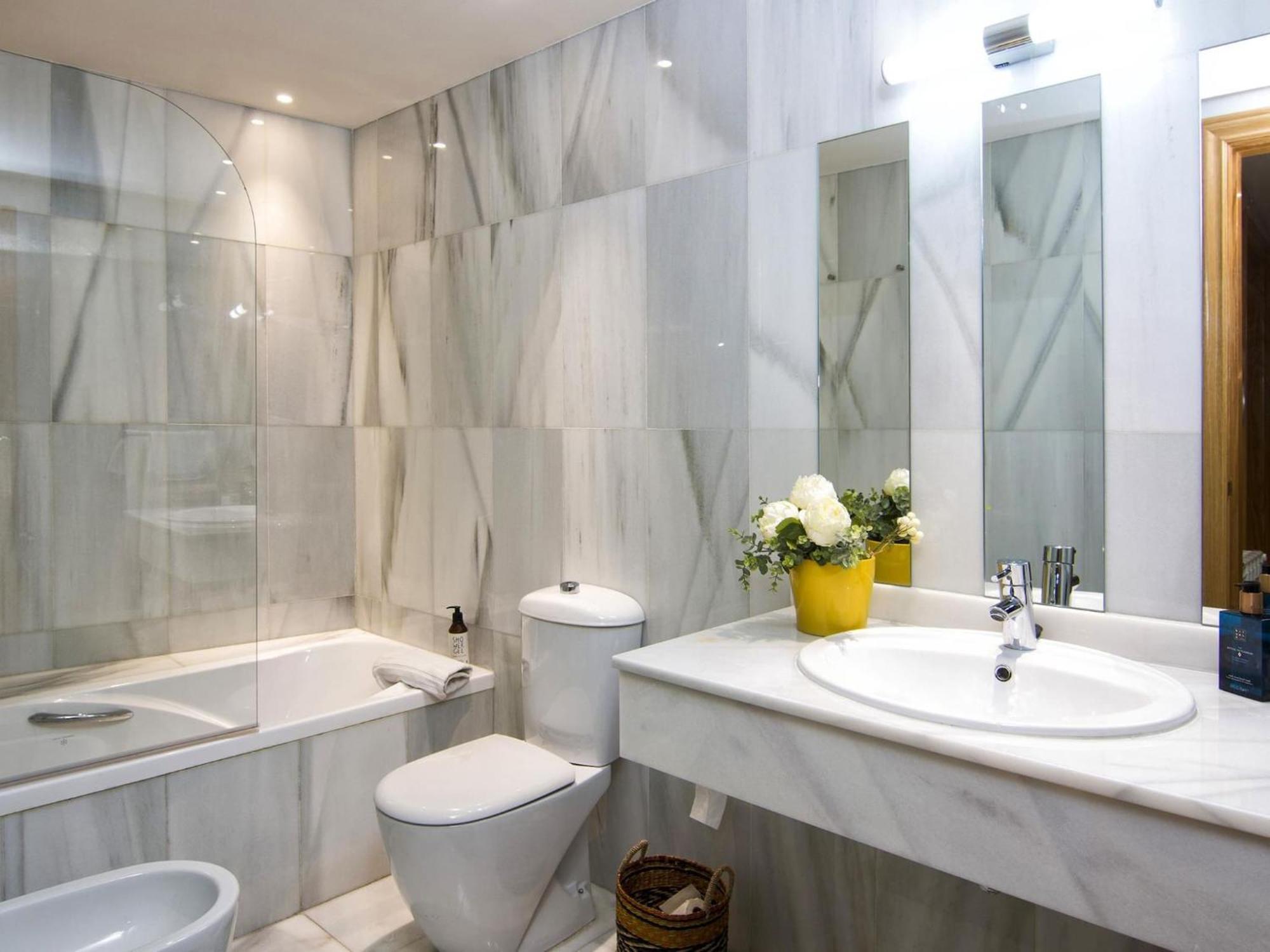 Elegant Town Hall Apartment With Views Гранада Екстериор снимка