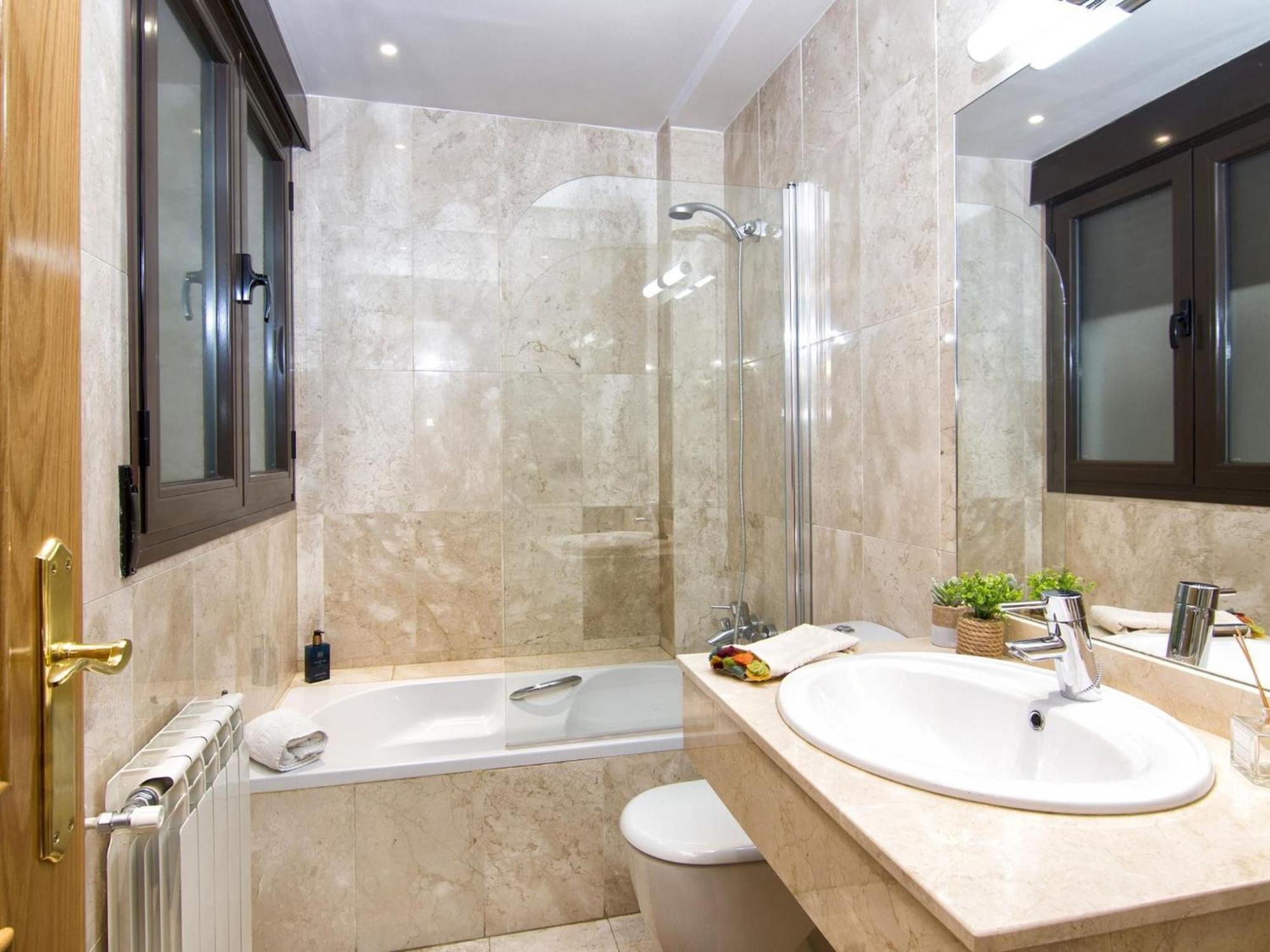 Elegant Town Hall Apartment With Views Гранада Екстериор снимка